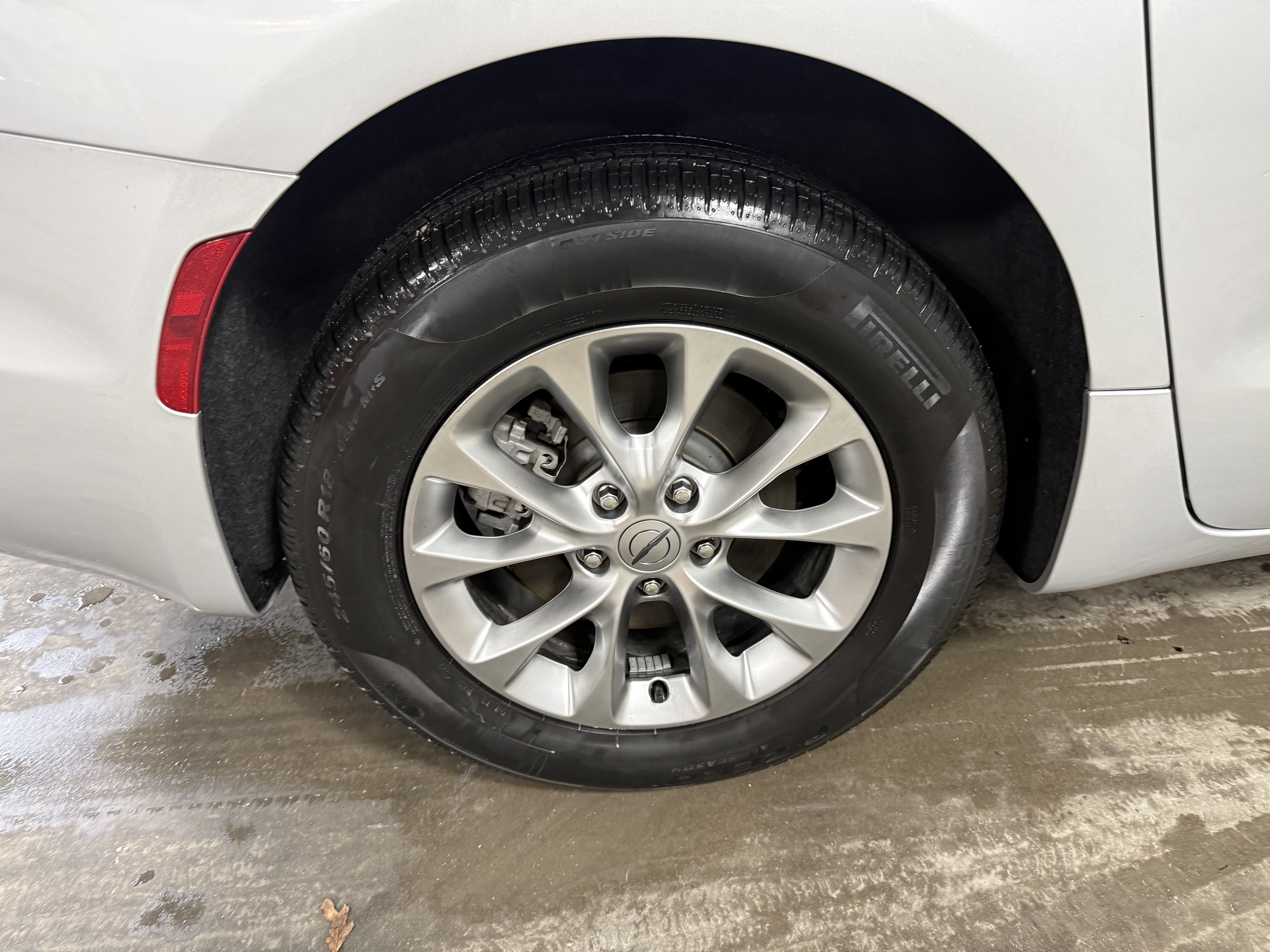 Used 2024 Chrysler Pacifica Touring-L w/ Uconnect Theater Family Group AWD/4WD image 7