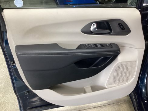 Used 2024 Chrysler Pacifica Touring-L FWD image 13