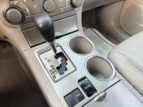 Used 2008 Toyota Highlander FWD 4dr Base (Natl) image 42