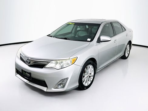 Used 2012 Toyota Camry XLE w/ Leather Pkg FWD image 3