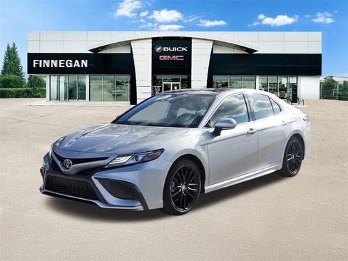 Used 2021 Toyota Camry XSE image 3