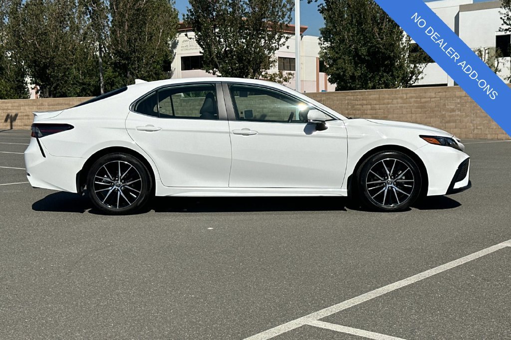 Used 2024 Toyota Camry SE FWD image 3