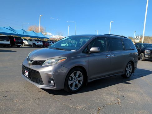 Used 2018 Toyota Sienna SE image 8