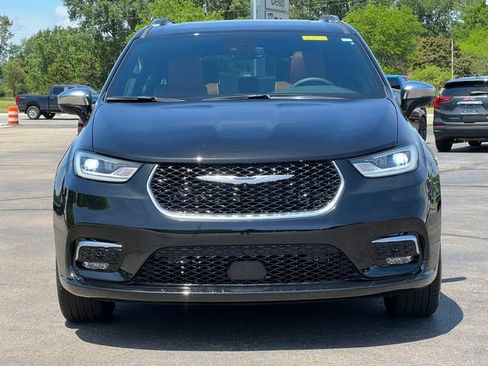 Used 2025 Chrysler Pacifica Pinnacle w/ Trailer Tow Group AWD/4WD image 52