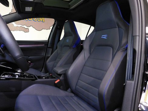 Used 2025 Volkswagen Golf image 39