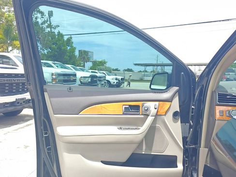 Used 2013 Lincoln MKX FWD image 11