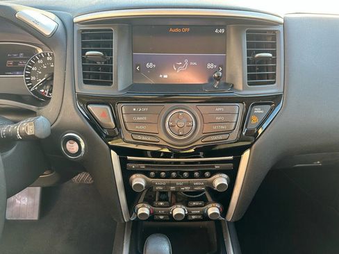 Used 2018 Nissan Pathfinder SV image 15