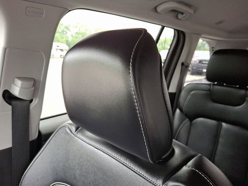 Used 2022 Jeep Grand Cherokee Limited image 18