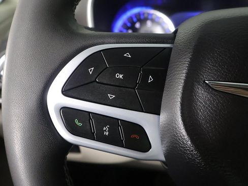 Used 2024 Chrysler Pacifica Touring-L image 40