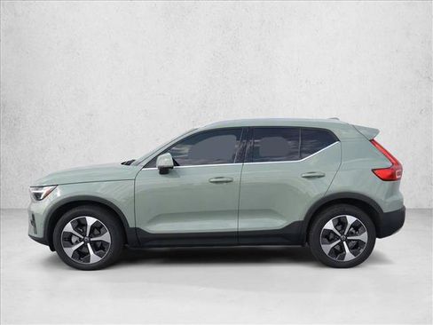 Used 2023 Volvo XC40 B5 Plus w/ Driver Assist Package AWD/4WD image 4