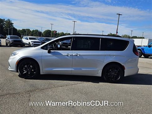 New 2026 Chrysler Pacifica Select w/ S Appearance Package image 4