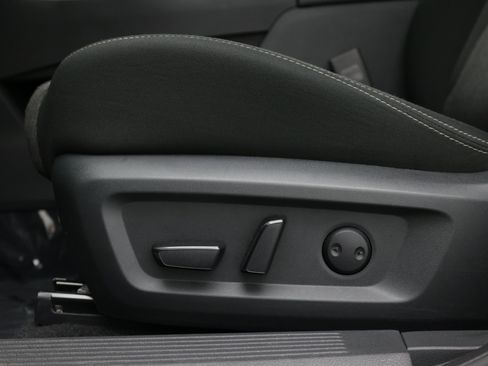 Used 2025 Nissan Rogue SV AWD/4WD image 19