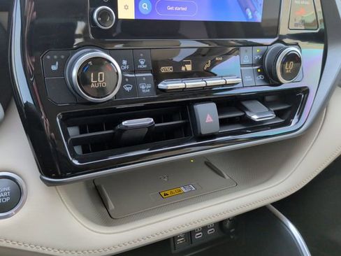 Used 2024 Toyota Highlander XLE FWD image 26
