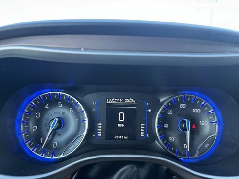 Used 2019 Chrysler Pacifica Touring-L image 11