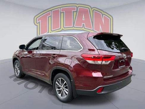 Used 2019 Toyota Highlander XLE AWD/4WD image 3
