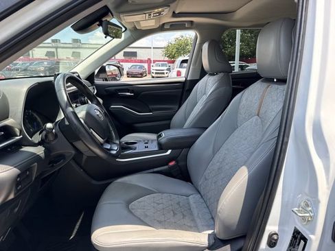Used 2023 Toyota Highlander Bronze Edition FWD image 28