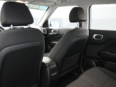 Certified 2025 Hyundai Venue SE image 20