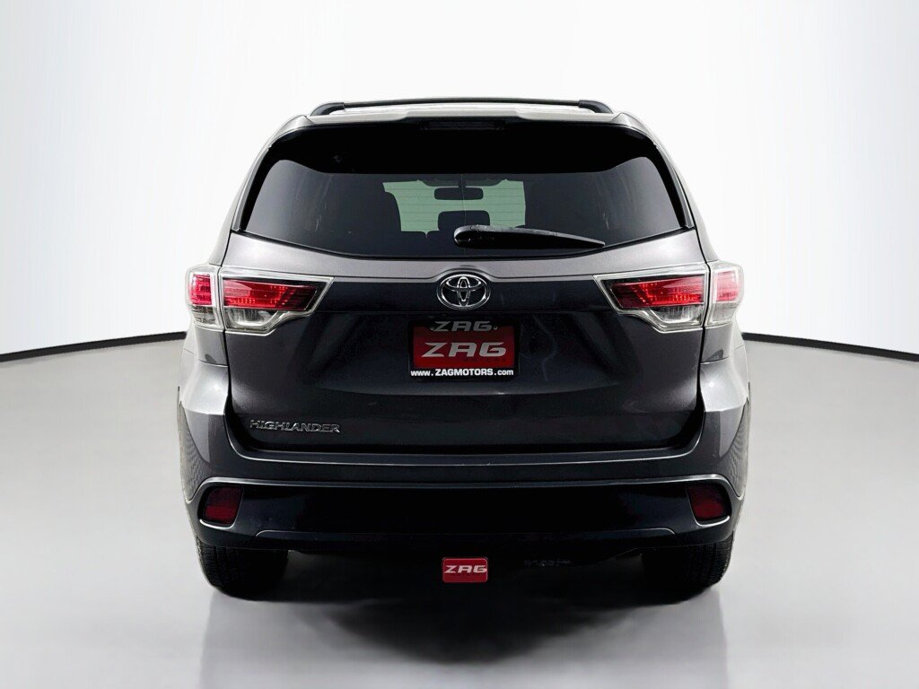 Used 2016 Toyota Highlander LE FWD image 4