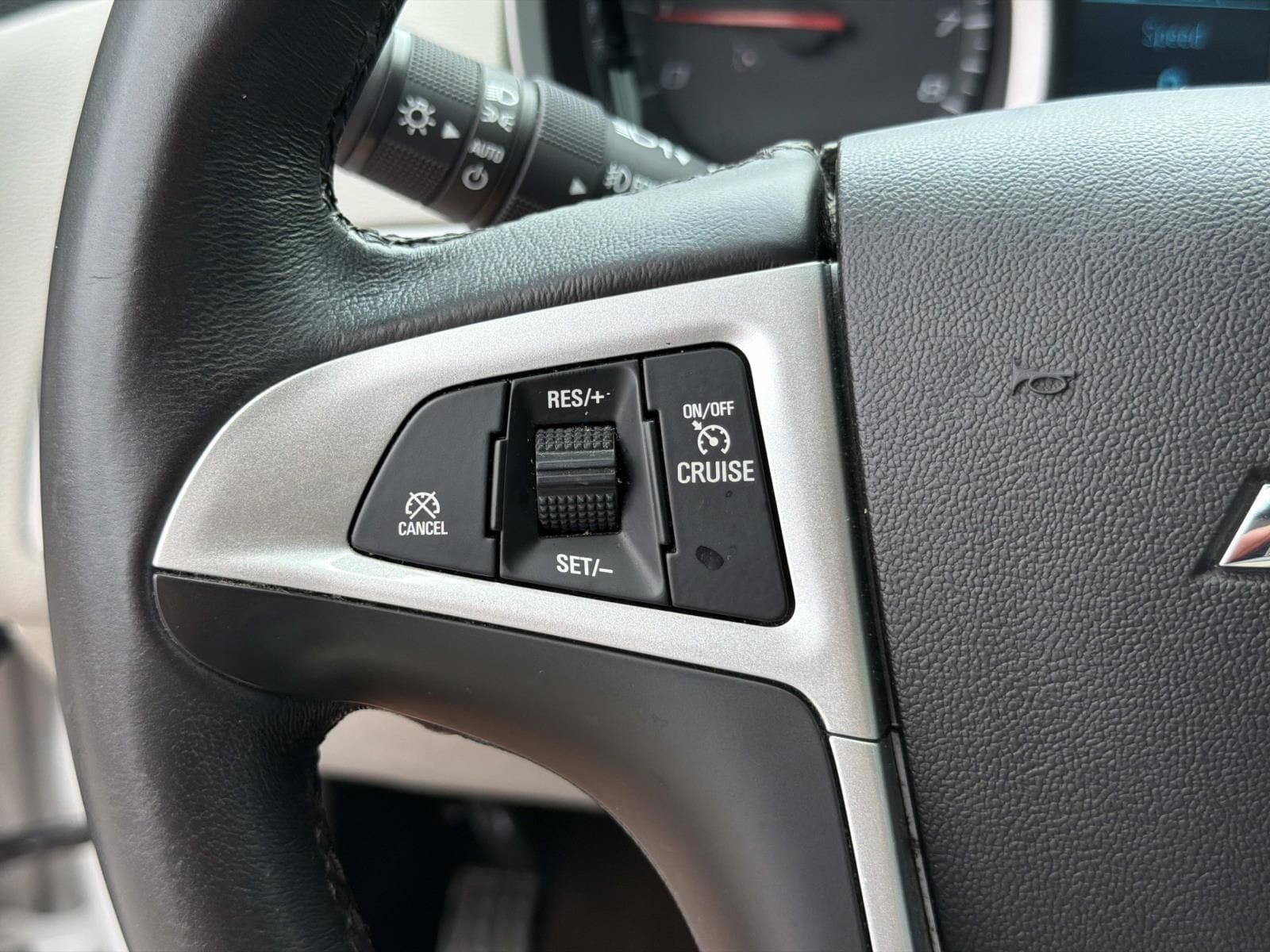 Used 2016 Chevrolet Equinox LTZ w/ Enhanced Convenience Package FWD image 25