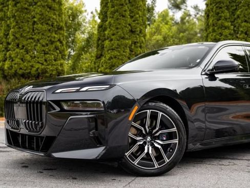 Used 2023 BMW 740i w/ Luxury Rear Seating Package RWD image 3