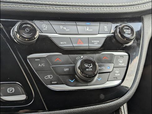 Used 2025 Chrysler Pacifica Limited FWD image 18