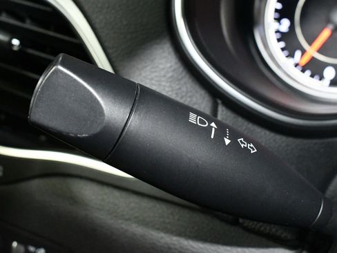 Used 2019 Jeep Cherokee Limited image 27