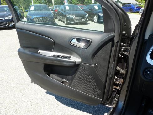 Used 2018 Dodge Journey SE w/ Connectivity Group FWD image 16