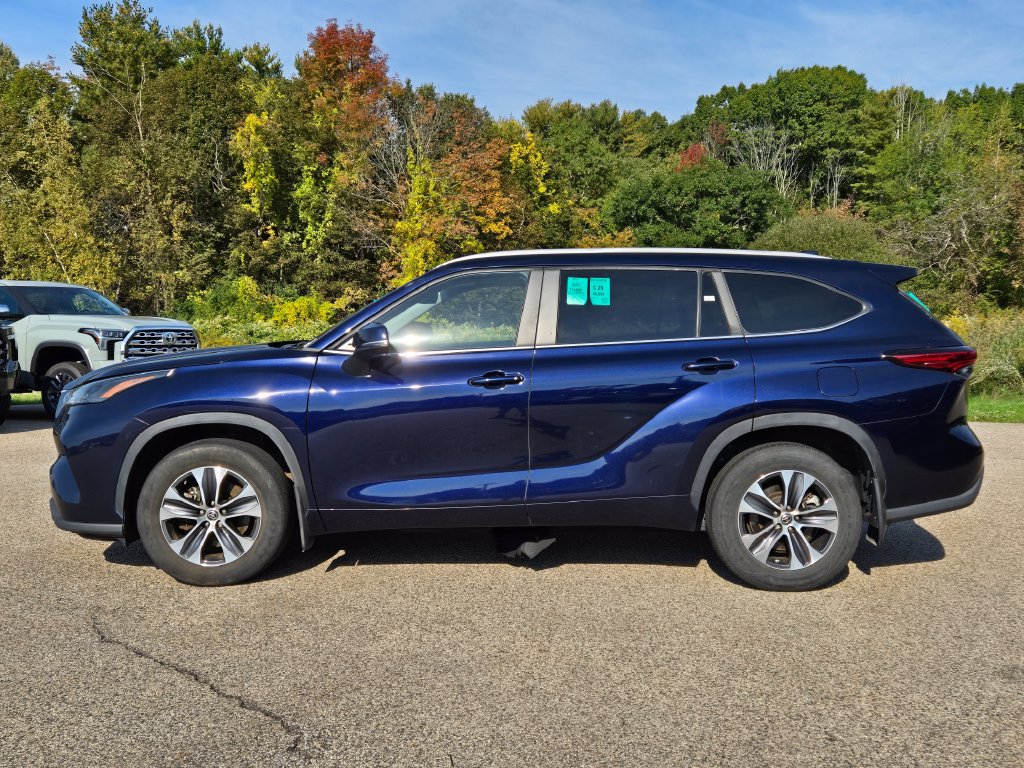 Used 2023 Toyota Highlander XLE AWD/4WD image 2