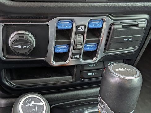 Used 2024 Jeep Gladiator Sport AWD/4WD image 17