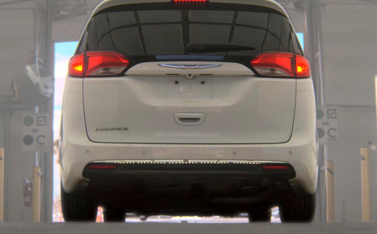 Used 2019 Chrysler Pacifica Touring-L FWD image 6
