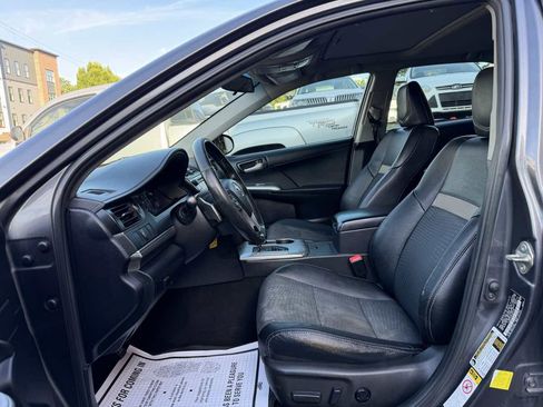 Used 2014 Toyota Camry SE w/ Moonroof Package FWD image 9