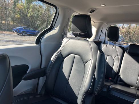 Used 2023 Chrysler Pacifica Touring-L image 27