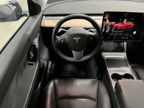 Used 2022 Tesla Model Y Long Range image 12