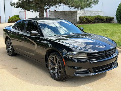 Used 2017 Dodge Charger SXT w/ Rallye Group RWD image 3