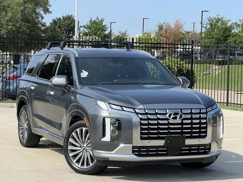 Used 2024 Hyundai Palisade Calligraphy FWD image 2
