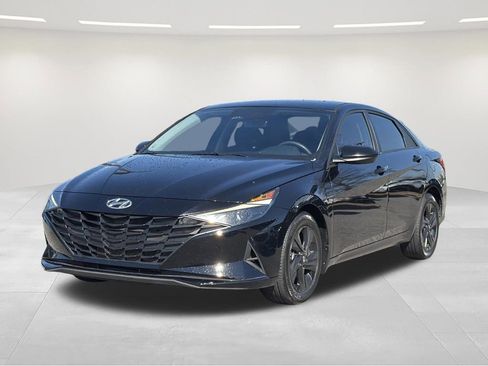 Used 2023 Hyundai Elantra SEL image 1