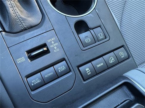 Used 2022 Toyota Highlander LE image 17