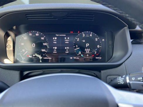 Used 2024 Land Rover Discovery S image 33