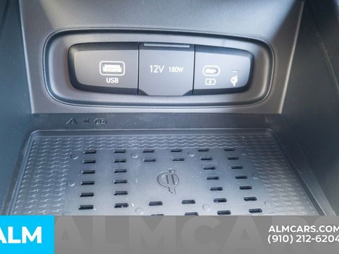 Used 2025 Hyundai Venue Limited image 24