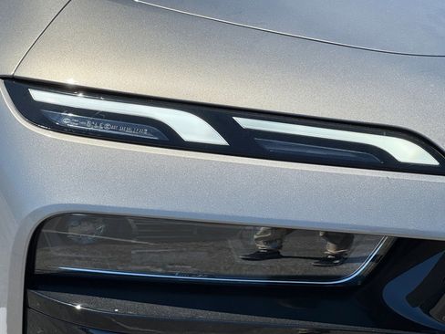 New 2025 BMW 740i image 10