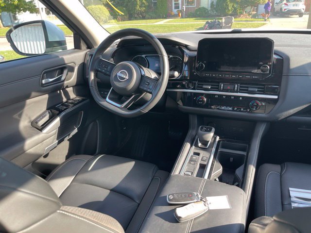 Used 2025 Nissan Pathfinder SL FWD image 8