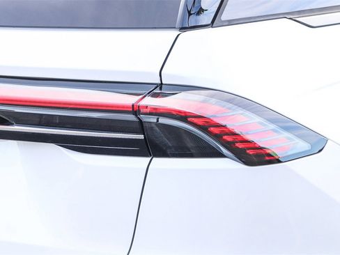 Used 2025 Lincoln Nautilus Premier w/ Equipment Group 102A image 9