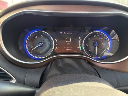 Used 2019 Chrysler Pacifica Touring-L Plus w/ Advanced Safetytec Group image 2