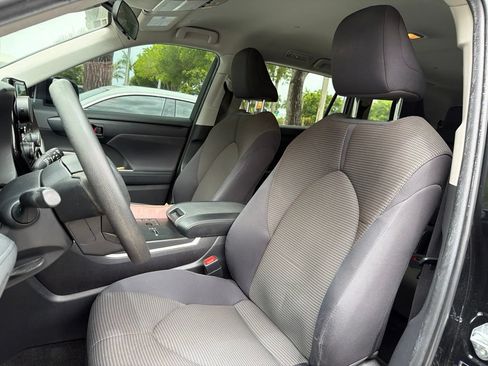 Used 2023 Toyota Highlander L FWD image 2