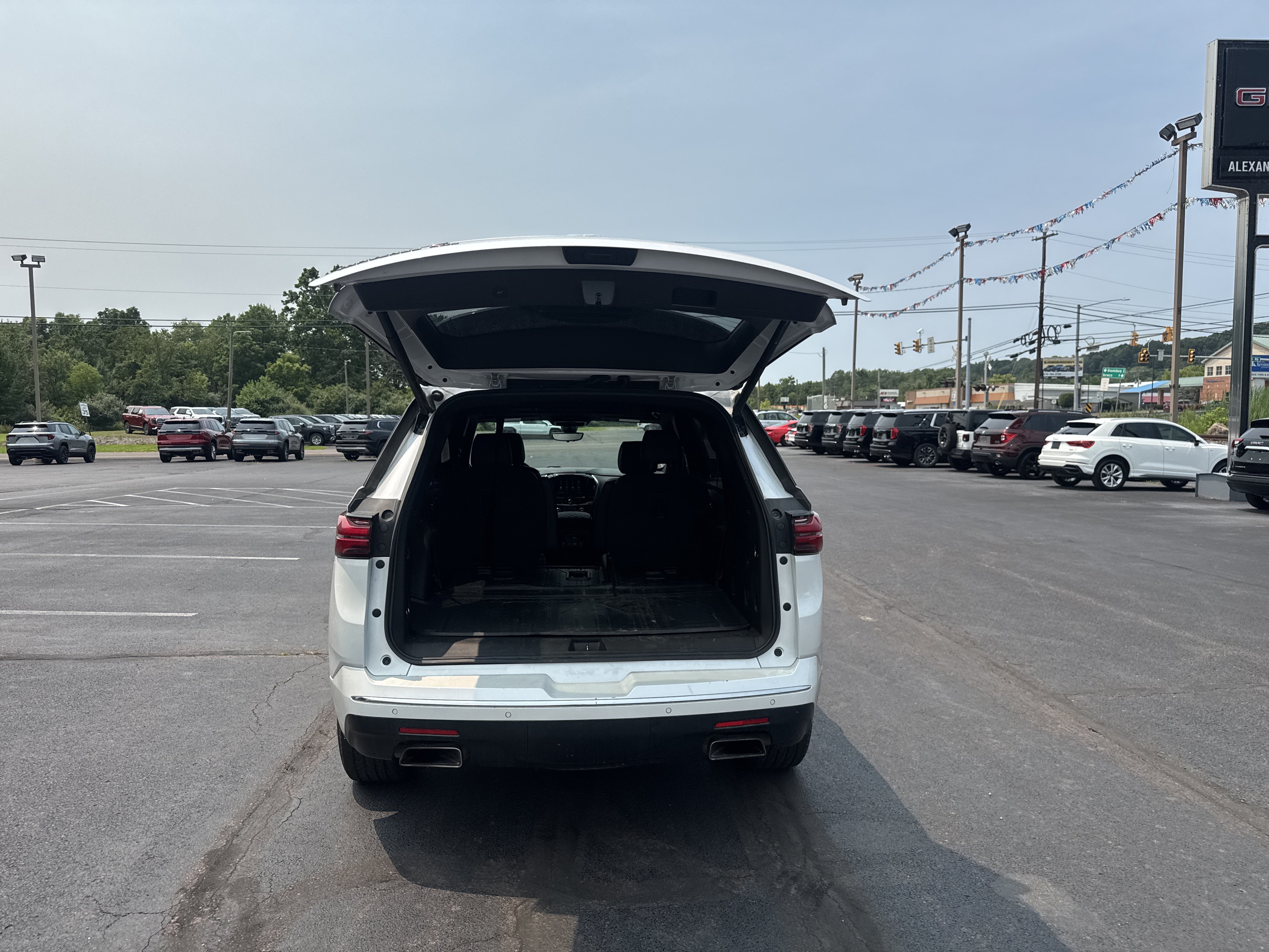 Used 2022 Chevrolet Traverse High Country w/ LPO, Floor Liner Package AWD/4WD image 5