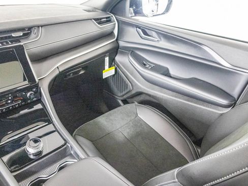 New 2025 Jeep Grand Cherokee Altitude image 31