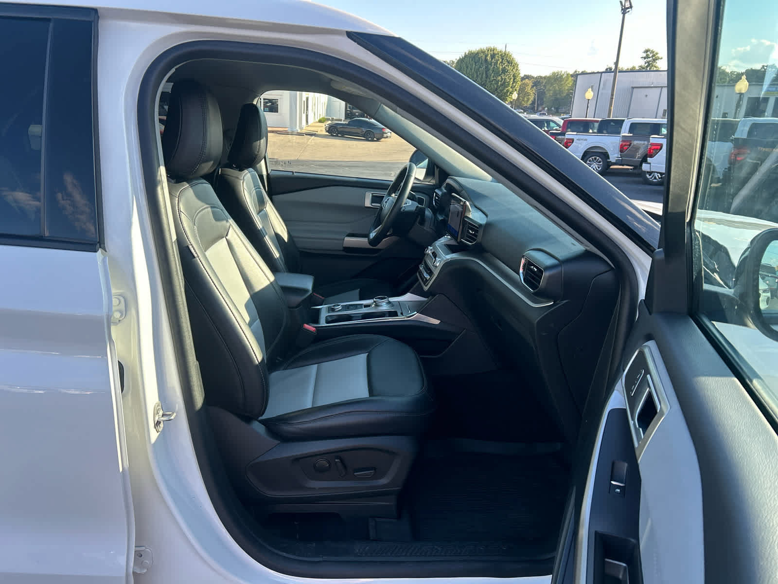 Used 2023 Ford Explorer XLT w/ Equipment Group 202A AWD/4WD image 16