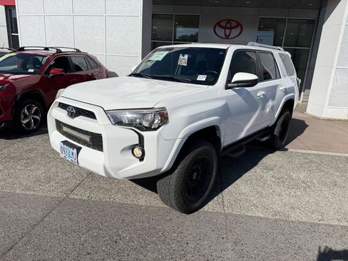 Used 2017 Toyota 4Runner SR5 AWD/4WD image 2