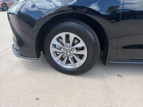 Used 2026 Toyota Sienna XLE FWD image 3