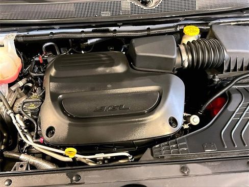 Used 2023 Chrysler Pacifica Touring-L image 33